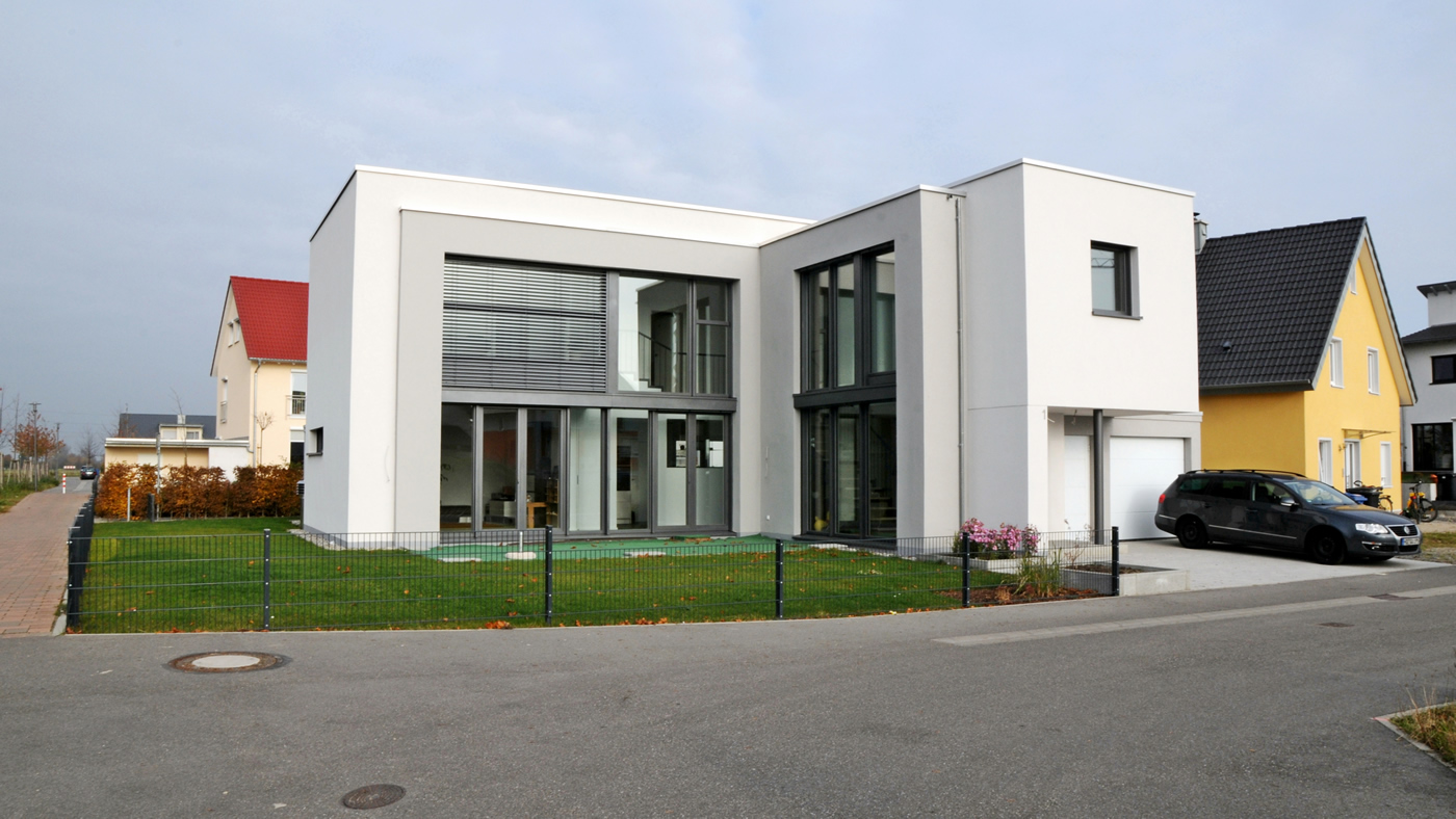 Küche, Esszimmer und Galerie gehen im Passivhaus fließend in die Flurflächen über