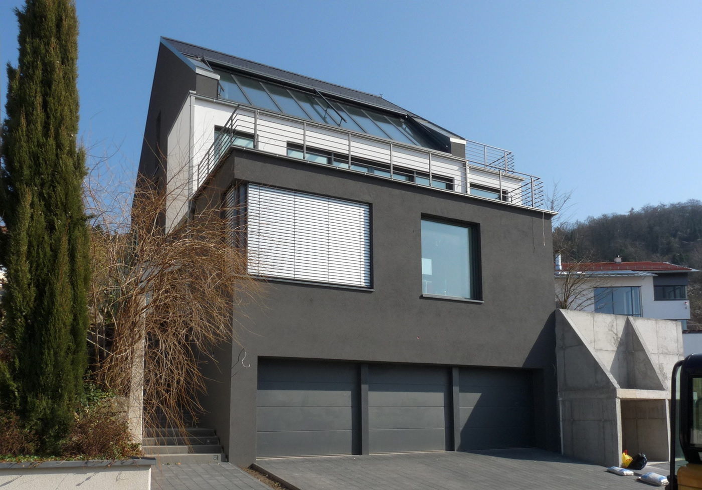 Viergeschossiges Passivhaus mit großflächig verglastem Dach