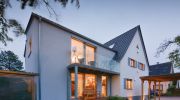 Siedlungshaus erlebt Wiedergeburt durch Sanierung zum Passivhaus